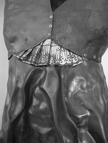 Anna Eggert, Fiona, lead, aluminium rivets, 52 x 35 x 35 cm. Courtesy of Barry Stern Galleries.