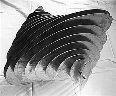 Lisa Solomon, Intoside, iron, 76 x 48 x 52 cm.