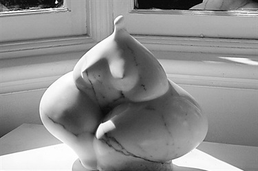 Vince Vozzo, The White Goddess, Carrara marble, 33 x 22 x 27 cm. Courtesy of Michael Nagy Gallery.