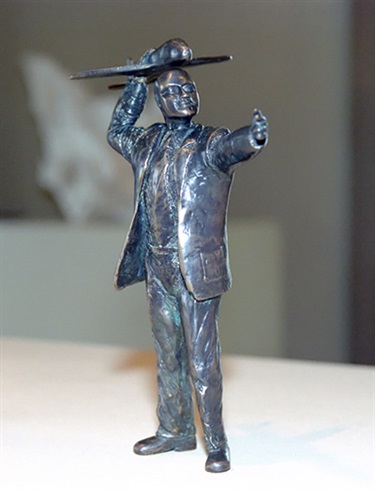 Noel Hourigan, For Our Fighting Men (First Strike), bronze, 23 x 18 x 9 cm.