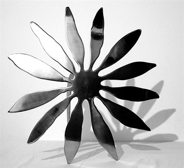 Christopher Hodges, Mira Daisy, stainless steel, 59.5 x 59.5 x 30 cm. Courtesy of Utopia Art Sydney.