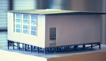 Bruce Slatter, Demountable, painted plywood, Perspex, steel, 22 x 47 x 48 cm. Courtesy of Galerie Düsseldorf.