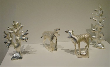 Caroline Rothwell, Thylacine Diorama, pewter, 7 x 9 cm (x 10). Courtesy of Grantpirrie Gallery.
