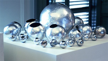 Louise Rippert, Small Return 2005, ceramic, plastic, chrome, 80 x 80 x 80 cm.
