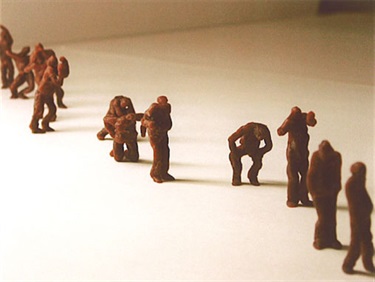 Aimee Williams, Rolling Home, bronze, wooden base, 20 x 80 x 5 cm.