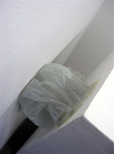 Allan Giddy, Waiting for an Accolade, plastic bags, electronics, 40 x 40 x 40 cm.