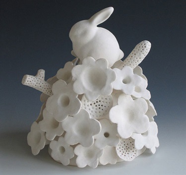 Lynda Draper, Wonderland, ceramic, 18 x 15 x 13 cm. Courtesy of Stella Downer Fine Art.