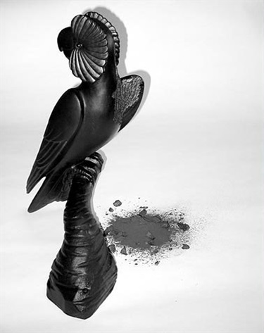 Mathieu Gallois, Black Cockatoo in Graphite, graphite, 30 x 40 x 60 cm.