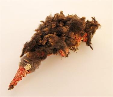 Ungakini (Dolly) Tjangala, Tjirilya Wuulpa (Woolly Echidna), bush dyed raffia, handspun sheep wool, fleece, 36 x 13 x 11 cm. Courtesy of Tjanpi Desert Weavers.