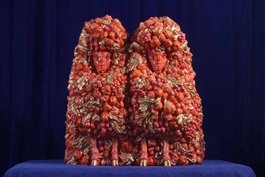 William Eicholtz, Hybrid Harvest, synthetic glazed polymer cement, gold leaf, 79 x 78 x 52 cm. Courtesy of Maunsell Wickes Gallery.