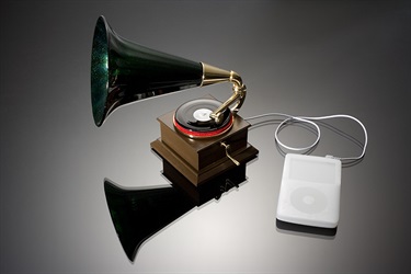 Alexandra Chambers, Remember When..., blown and kiln cast glass, wood, brass, earphone set, 20 x 25 x 15 cm. Courtesy of Sabbia Gallery. Photo: Stuart Hay.