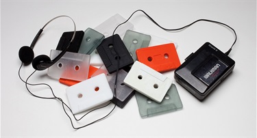 Alexandra Chambers, Rewind, glass, Sony Walkman, 45 x 45 x 3 cm. Courtesy of Sabbia Gallery.