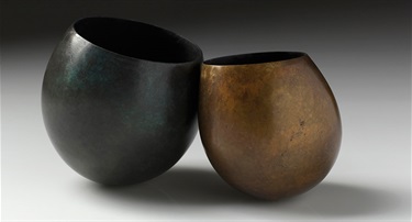 Belinda Winkler, Gravity #4, bronze, 24 x 12 x 12 cm. Courtesy of Belt Gallery.