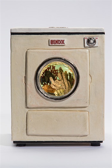 Fairlie Kingston, Hi Tide, illuminated ceramic, 22 x 18 x 18 cm. Courtesy of Australian Galleries.