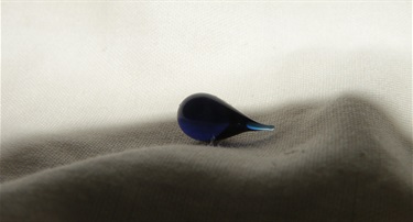 Jessica Tse, 時 (Time), glass, 0.9 x 0.5 cm.