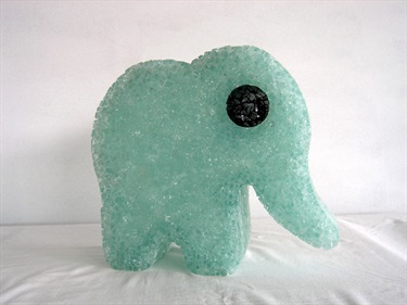 Matt Calvert, Tiny Demon, toughened broken glass, 30 x 30 x 10 cm.