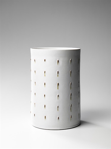 Kirsten Coelho, Mend, porcelain, matte white glaze, iron oxide, 32 x 21 x 21 cm. Appears courtesy of Sullivan+Strumpf, Sydney.