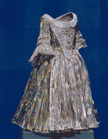Anna Eggert, Mademoiselle 2005, stainless steel mesh, ss rivets and washers, paint, 77 x 60 x 64 cm. Courtesy of Stella Downer Fine Art.